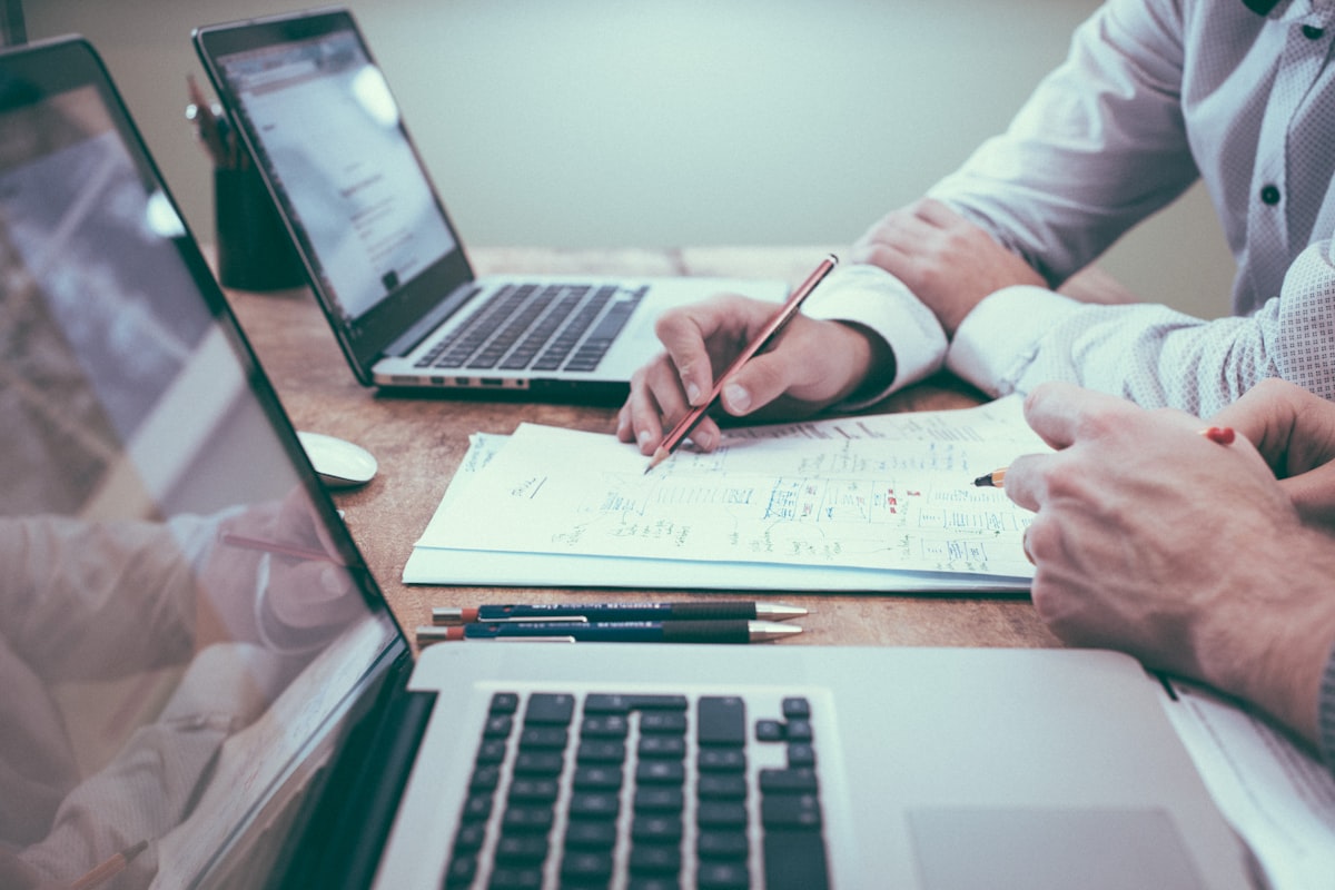 What Is an Email Thread? Meaning, Etiquette, and Management